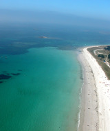 Luchtfoto van het prachtige strand bij Flower Camping Cap Finistère vakantiepark in Bretagne, Frankrijk.