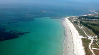 Vue aérienne de la magnifique plage du Flower Camping Cap Finistère en Bretagne, France.
