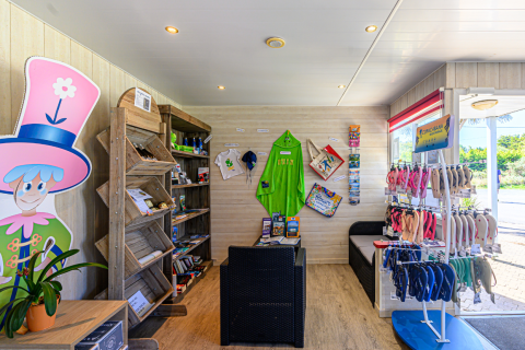 Winkel bij Flower Camping Cap Finistère met souvenirs, sandalen en decoratie in Bretagne, Frankrijk.