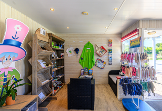 Tienda en Flower Camping Cap Finistère con recuerdos, sandalias y decoración en Bretaña, Francia.