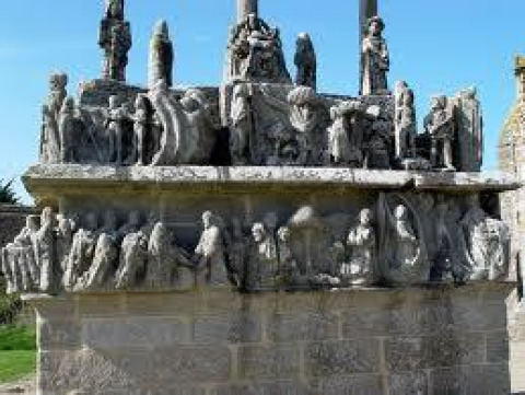 Stenen monument met religieuze figuren gefotografeerd bij Flower Camping Cap Finistère, Bretagne, Frankrijk.