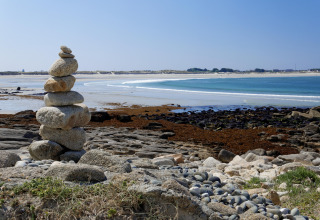 Stabler af sten ved kysten på Flower Camping Cap Finistère med udsigt over stranden i Bretagne, Frankrig.