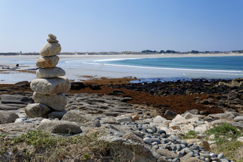 Steintürme am Ufer des Flower Camping Cap Finistère mit Blick auf den Strand in der Bretagne, Frankreich.