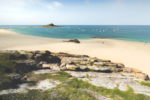Kystudsigt ved Flower Camping Le Vieux Moulin i Bretagne, Frankrig, med strand, klipper og hav.