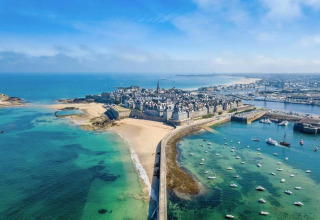 Luftaufnahme von Flower Camping Le Vieux Moulin Ferienpark mit Strand und Altstadt in der Bretagne, Frankreich.