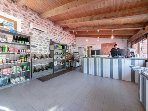 Reception og lille butik med lokale produkter på Flower Camping Mas de Champel, Auvergne-Rhône-Alpes, Frankrig.