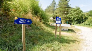 Panneaux au Flower Camping Mas de Champel, un parc de vacances en Auvergne-Rhône-Alpes, France.