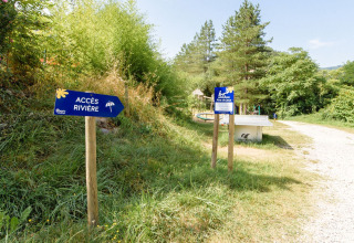 Cartelli al Flower Camping Mas de Champel, un villaggio vacanze in Alvernia-Rodano-Alpi, Francia.