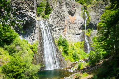 Superbe cascade entourée de verdure et de falaises près de Les Ollières sur Eyrieux, en Auvergne-Rhône-Alpes.