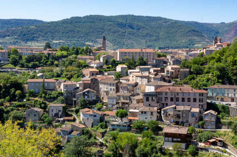 Vista panorámica de un pintoresco pueblo con colinas cerca de Flower Camping Mas de Champel en Auvergne-Rhône-Alpes.