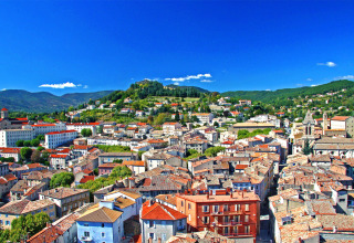 Udsigt over Les Ollières sur Eyrieux i Auvergne-Rhône-Alpes, Frankrig, med farverige hustage og grønne bakker.