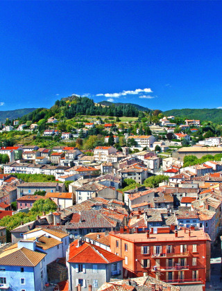 Vue de Les Ollières sur Eyrieux en Auvergne-Rhône-Alpes, France, avec toits rouges et campagne verdoyante.
