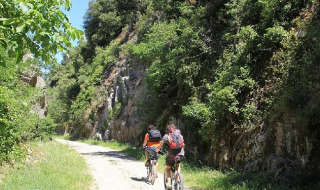 Deux cyclistes roulent sur un chemin pittoresque près de Les Ollières sur Eyrieux, en Auvergne-Rhône-Alpes, France.