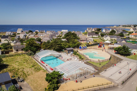 Ferienpark mit überdachtem Pool, Spielplatz und Meerblick in Pays de la Loire, Frankreich.