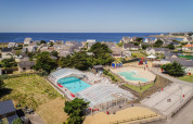 Villaggio turistico con piscina coperta, area bambini e vista mare a Pays de la Loire, Francia.