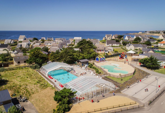 Camping avec piscine couverte, espace enfants et vue sur la mer à Pays de la Loire, France.