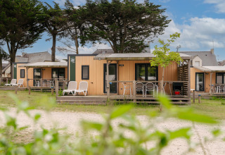 Case mobili nel campeggio Flower Camping Les Paludiers a Pays de la Loire, Francia, circondate da alberi.