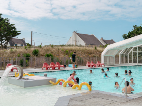 Buitenzwembad met gasten van Flower Camping Les Paludiers in Pays de la Loire, Frankrijk.