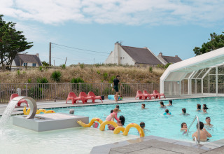 Außenpool mit Urlaubern im Flower Camping Les Paludiers, Ferienpark in Pays de la Loire, Frankreich.