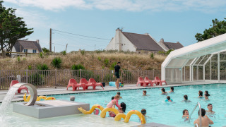 Buitenzwembad met gasten van Flower Camping Les Paludiers in Pays de la Loire, Frankrijk.