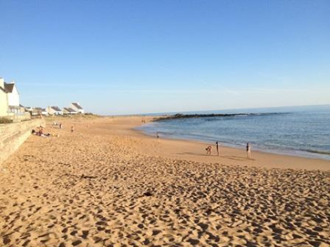 Solrig strand ved Flower Camping Les Paludiers, feriepark i Pays de la Loire, Frankrig, tæt på havet.