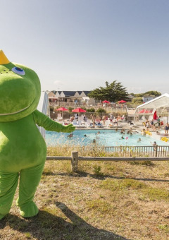 Groene mascotte bij het zwembad van Flower Camping Les Paludiers in Pays de la Loire, vakantiedomein Frankrijk.