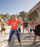 Erwachsene machen Outdoor-Fitness bei Sonnenschein im Flower Camping Les Paludiers, Pays de la Loire.