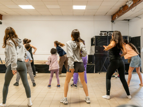 Niños y adolescentes participan en una clase de baile en Flower Camping Les Paludiers de Pays de la Loire, Francia.