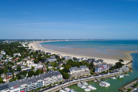 Luchtfoto van Flower Camping Les Paludiers met strand en jachthaven in Pays de la Loire, Frankrijk.