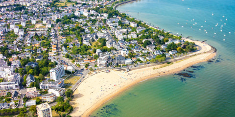 Vista aérea de Flower Camping Les Paludiers, un parque vacacional junto a la playa en Pays de la Loire, Francia.