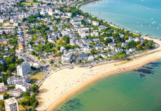 Vue aérienne de Flower Camping Les Paludiers, un camping de vacances au bord de la plage en Pays de la Loire, France.