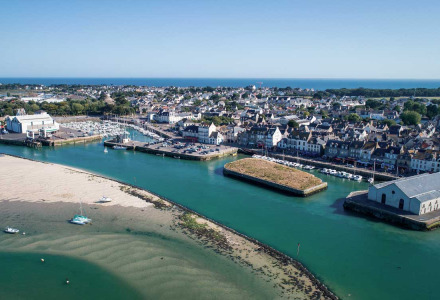 Luchtbeeld van Batz sur Mer in Pays de la Loire, Frankrijk, met jachthaven, dorpswoningen en de kust.