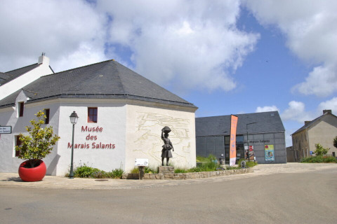 Das Salzmuseum in Pays de la Loire, Frankreich, mit Statue und moderner Architektur bei sonnigem Wetter.