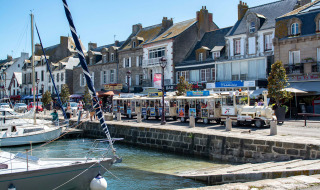Havenomgeving nabij Batz sur Mer in Pays de la Loire, Frankrijk, met boten en charmante gevels.