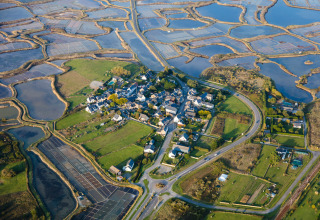 Vista aerea di Flower Camping Les Paludiers in Pays de la Loire, Francia, circondato da saline naturali.
