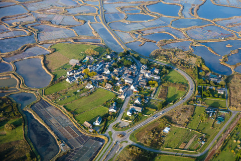 Luchtfoto van Flower Camping Les Paludiers in Pays de la Loire, Frankrijk, omgeven door zoutpolders.