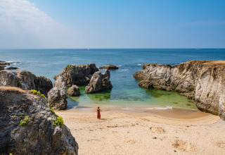 Spiaggia rocciosa con mare limpido al Flower Camping Les Paludiers nel Pays de la Loire, Francia