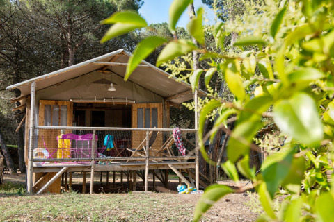 Cabaña de madera con terraza y muebles infantiles en Flower Camping Le Bel Air, Nouvelle-Aquitania, Francia