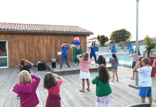 Børn deltager i en udendørs danseaktivitet ved Flower Camping Le Bel Air, Nouvelle-Aquitaine, Frankrig.