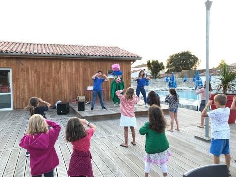 Børn deltager i en udendørs danseaktivitet ved Flower Camping Le Bel Air, Nouvelle-Aquitaine, Frankrig.