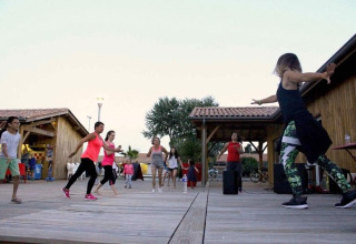 Lezione di danza all'aperto per bambini e adulti al Flower Camping Le Bel Air in Nouvelle-Aquitaine, Francia