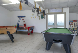 Sala de juegos con billar, hockey de aire, futbolín y máquinas de juguetes en Flower Camping Le Bel Air.
