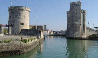 Historische torens bij de haveningang nabij La Flotte, Nouvelle-Aquitaine, Frankrijk, weerspiegeld in het water.