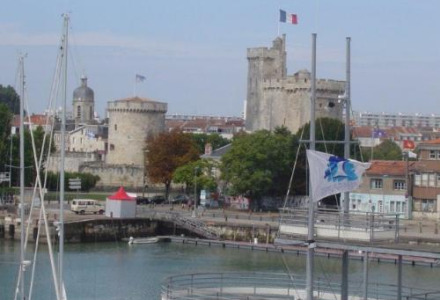 Uitzicht op de haven en historische torens bij La Flotte, Nouvelle-Aquitaine, Frankrijk.