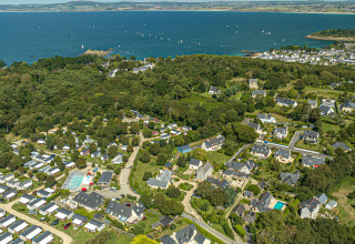 Luftfoto af Flower Camping Le Kerleyou feriepark i Bretagne, Frankrig, med havudsigt og grønne områder.