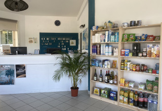 Receptie met een schap boodschappen bij Flower Camping Le Kerleyou in Bretagne, Frankrijk.