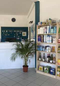 Receptie met een schap boodschappen bij Flower Camping Le Kerleyou in Bretagne, Frankrijk.