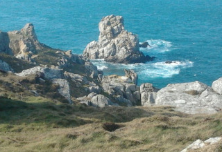 Felsige Küste mit Klippen und Meer bei Flower Camping Le Kerleyou in der Bretagne, Frankreich.