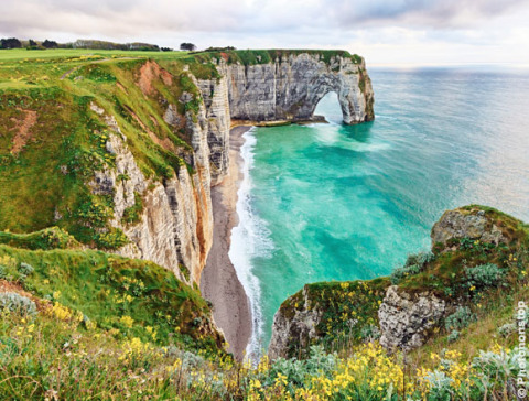 Dramatic coastal cliffs and sea view at Flower Camping La Chênaie, a holiday park in Normandy, France.