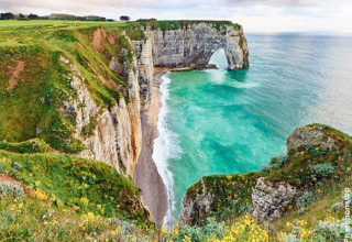 Falaises côtières et vue sur la mer à Flower Camping La Chênaie, parc de vacances en Normandie, France.